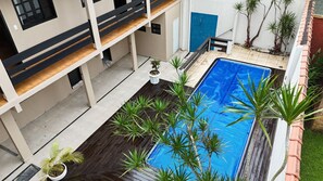 Una piscina al aire libre, tumbonas