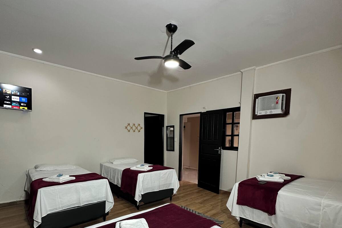 Habitación familiar, patio, vistas a la piscina | Wifi gratis y ropa de cama
