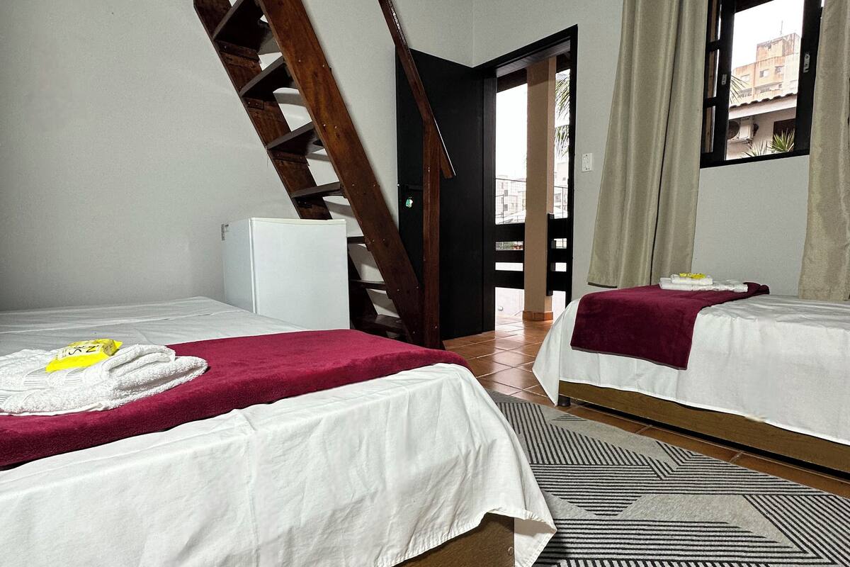 Habitación cuádruple Confort, vistas a la piscina | Wifi gratis y ropa de cama