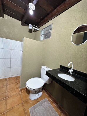 Kamar Quadruple Comfort, pemandangan kolam renang | Kamar mandi | Shower, perlengkapan mandi gratis, pengering rambut, dan handuk