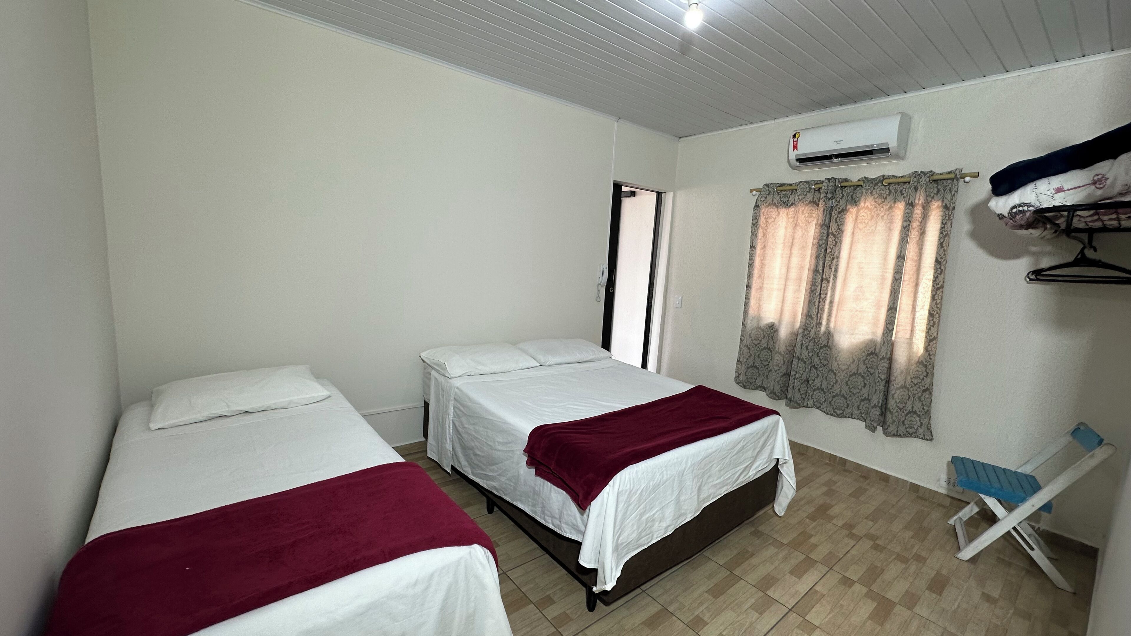 Quarto conforto, varanda, vista para a montanha | Wi-Fi de cortesia, roupa de cama