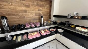 Café da manhã com buffet grátis todos os dias