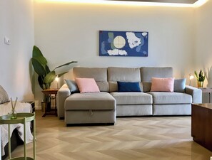 Een smart-tv en boeken