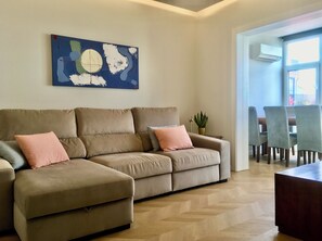 Een smart-tv en boeken