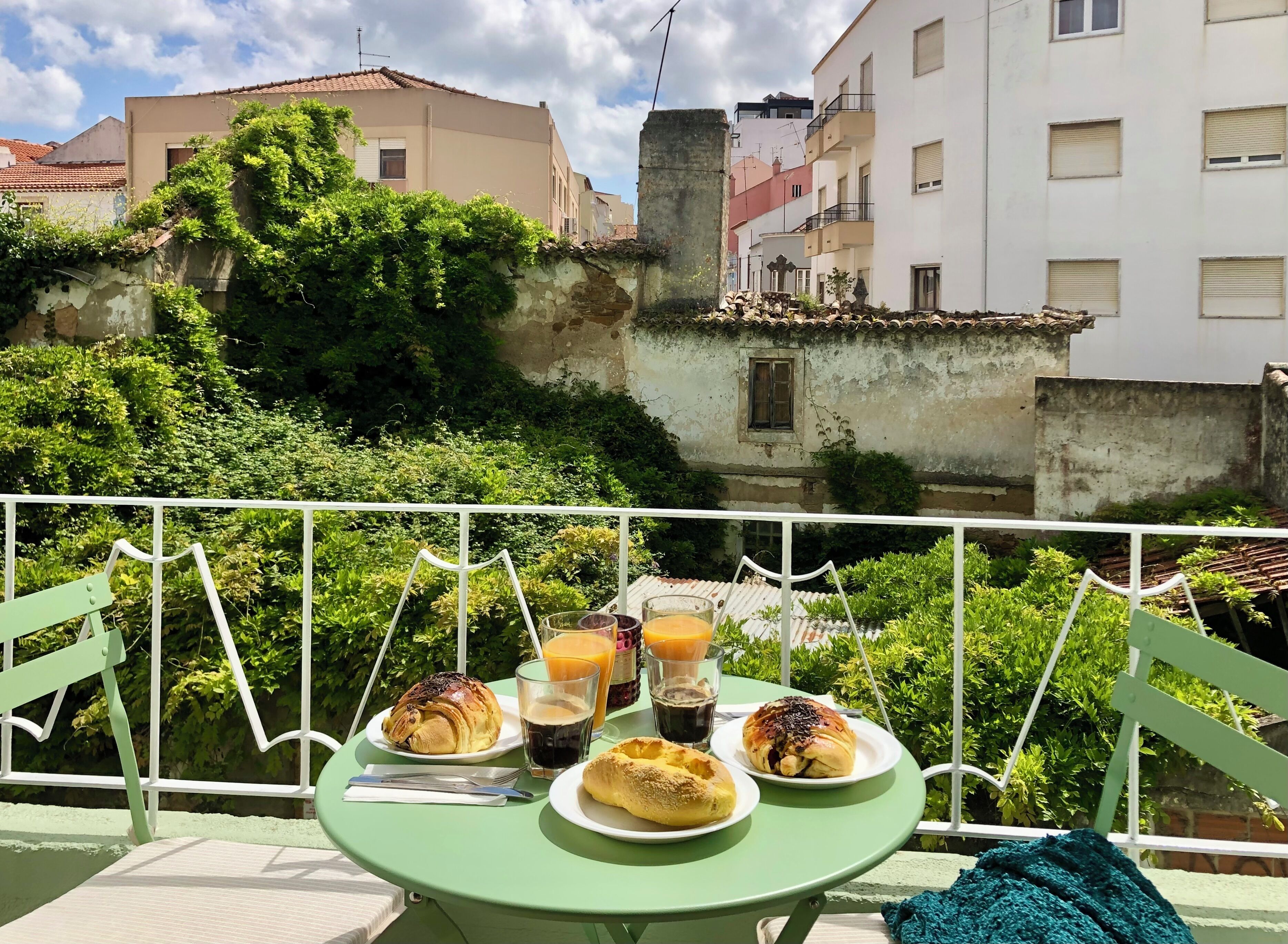 Desfrute de uma refeição na varanda com vista para casario citadino