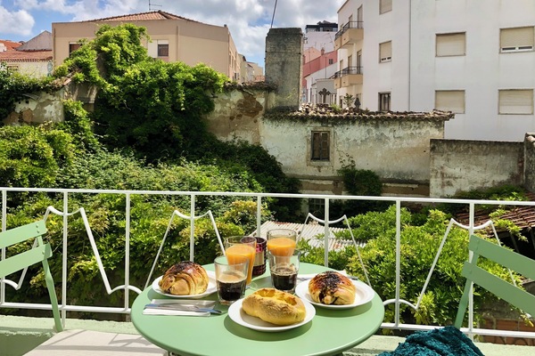 Desfrute de uma refeição na varanda com vista para casario citadino