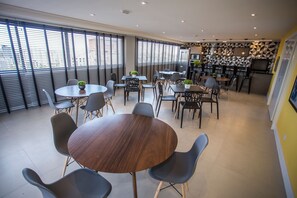 Basic Apartment | Dining - Studio com Sacada All You Need ALL0305 (Curitiba)