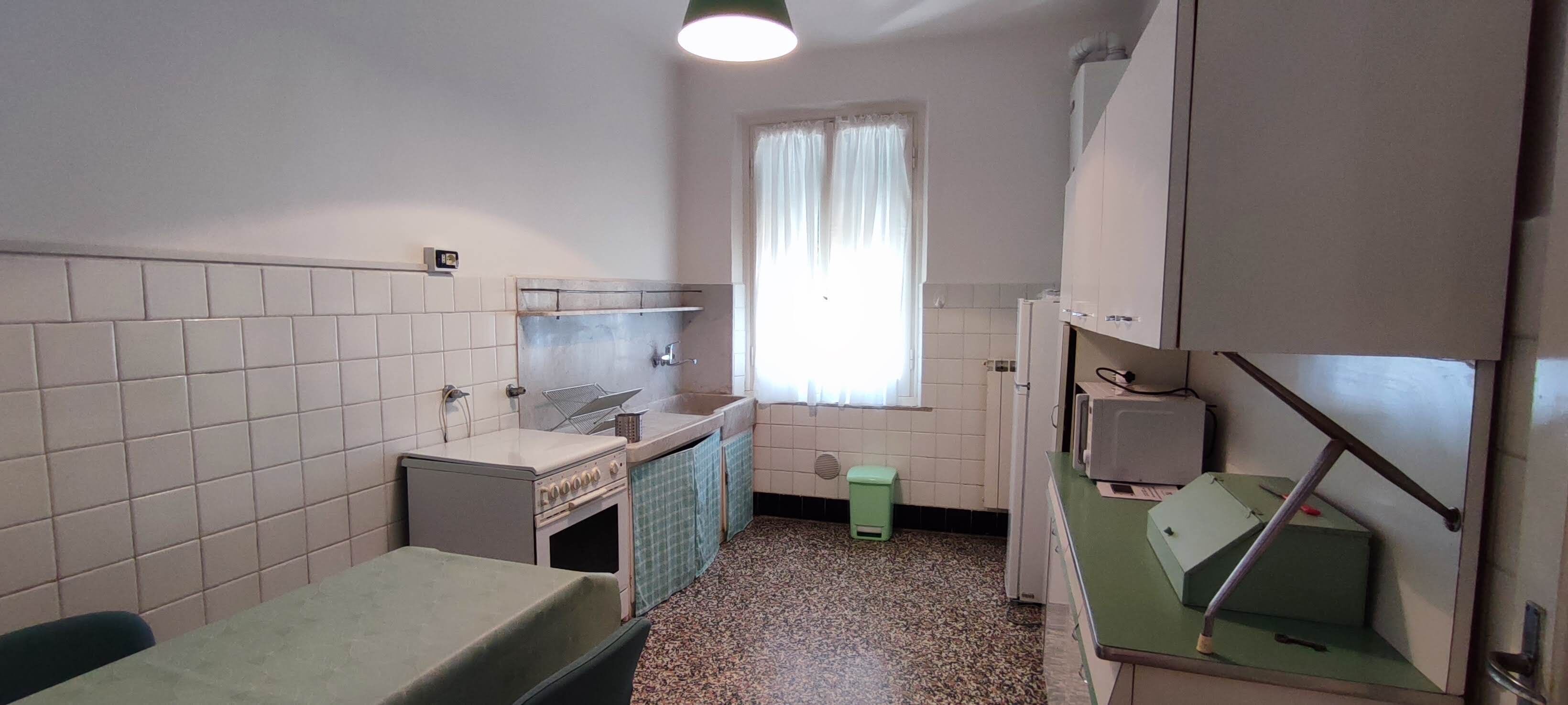 Een koelkast, een magnetron, een kookplaat, een kinderstoel