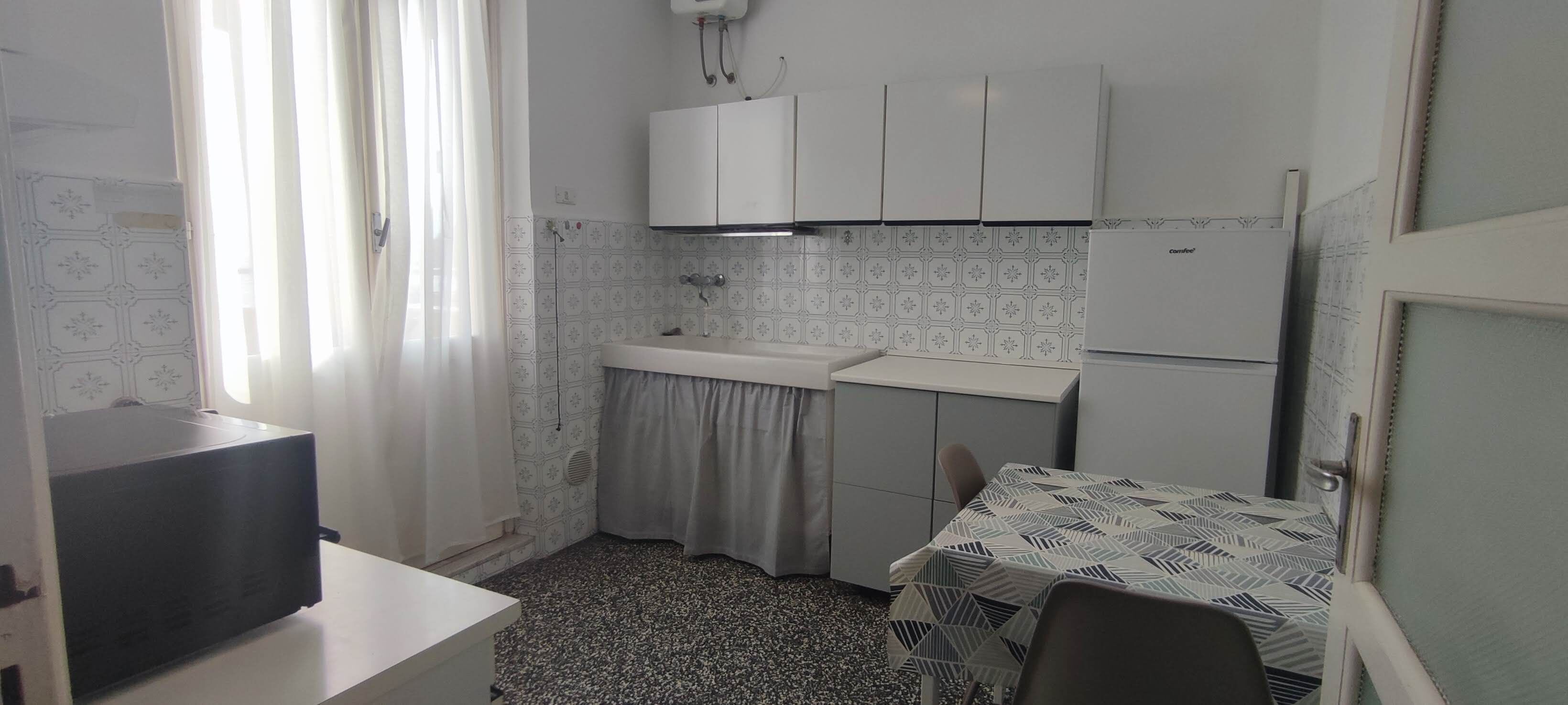 Frigorifero, microonde, piano cottura, seggiolone