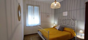 Appartamento Classic, 2 camere da letto, balcone, vista città | Ferro/asse da stiro, Wi-Fi gratuito