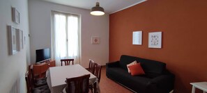 Classic-Apartment, 2 Schlafzimmer, Balkon, Stadtblick | Wohnbereich