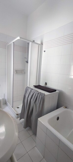 Familienapartment, 3 Schlafzimmer, Meerblick | Badezimmer