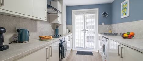 Frigorífico, microondas, horno y placa de cocina