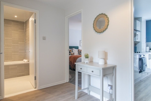 3 عدّة غرف نوم ومكواة/لوح كي وواي فاي مجانًا وملاءات أسرّة