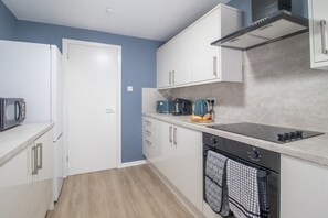 ثلاجة، ميكروويف، فرن، موقد طهي مسطح