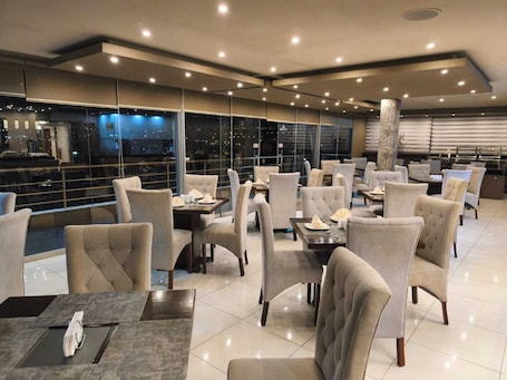 Restaurant. Hotel Fundador By Robles