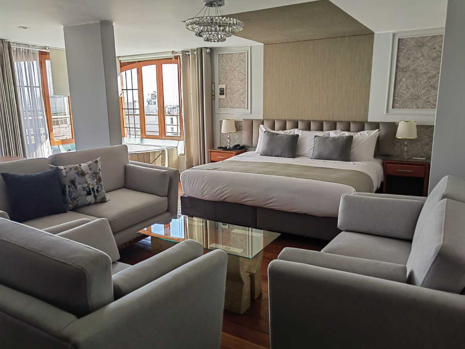 Suite, balcó, vistes a la ciutat | Caixa forta a l&#x27;habitació, planxa i posts de planxar i wifi gratuïta 