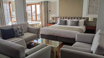 Suite, Balkon, Stadtblick | Zimmersafe, Bügeleisen/Bügelbrett, kostenloses WLAN