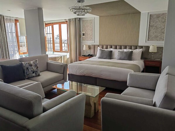 Suite, Balkon, Stadtblick | Zimmersafe, Bügeleisen/Bügelbrett, kostenloses WLAN