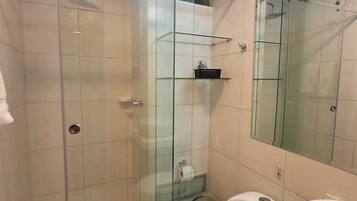 Doppelzimmer, 1 Queen-Bett | Badezimmer | Haartrockner, Handtücher, Seife, Shampoo