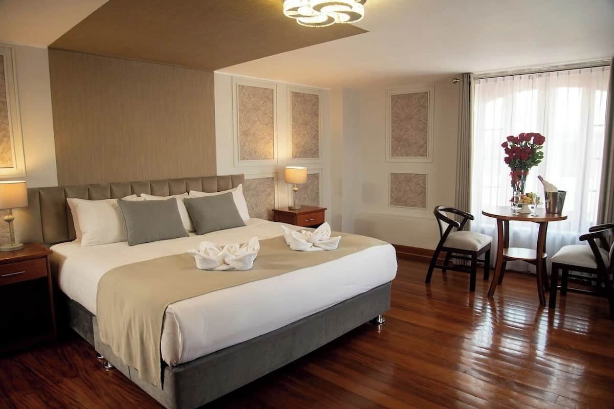 Suite junior, vistas a la ciudad | Caja fuerte, tabla de planchar con plancha, wifi gratis