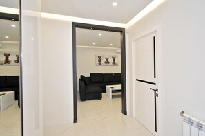 Klassiek appartement | Woonruimte | Een 50-inch flatscreentelevisie met kabelzenders