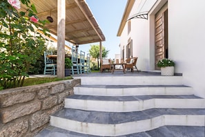 Outdoor dining - Villa 'La Via delle Rose' with Private Terrace, Garden, and Wi-Fi (Tempio Pausania)