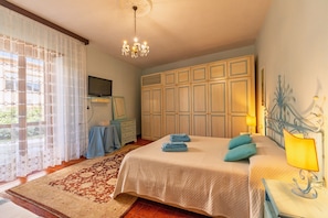 Room - Villa 'La Via delle Rose' with Private Terrace, Garden, and Wi-Fi (Tempio Pausania)