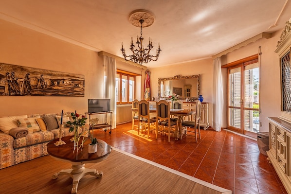 Living area - Villa 'La Via delle Rose' with Private Terrace, Garden, and Wi-Fi (Tempio Pausania)
