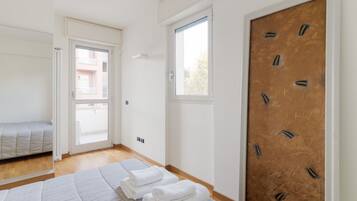 2 Schlafzimmer, Bügeleisen/Bügelbrett