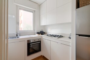 Refrigerador, horno, parrilla de estufa y lavavajillas 