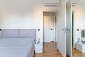 2 habitaciones y tabla de planchar con plancha