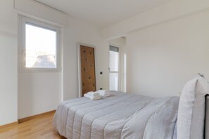 2 habitaciones y tabla de planchar con plancha 
