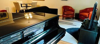 Unique Stay in Gaithersburg: Baby Grand Piano, Fire pit, bbq, & family friendly