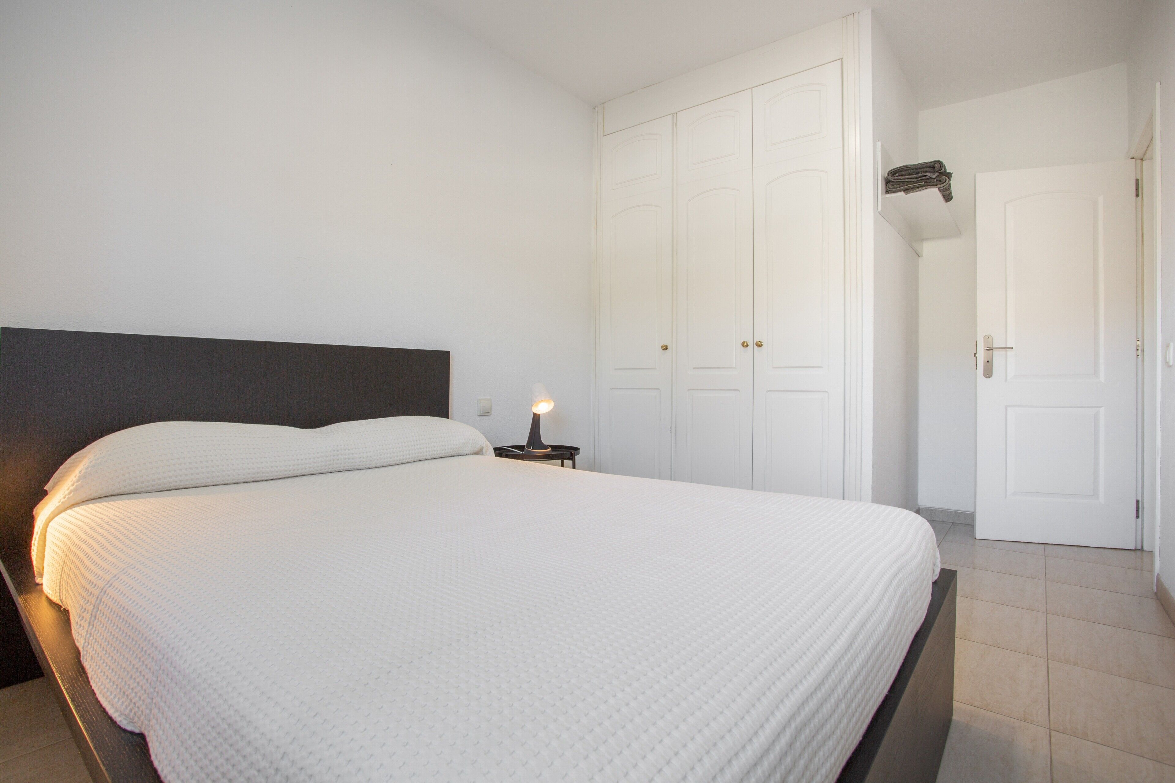 1 slaapkamer, een strijkplank/strijkijzer, wifi, beddengoed