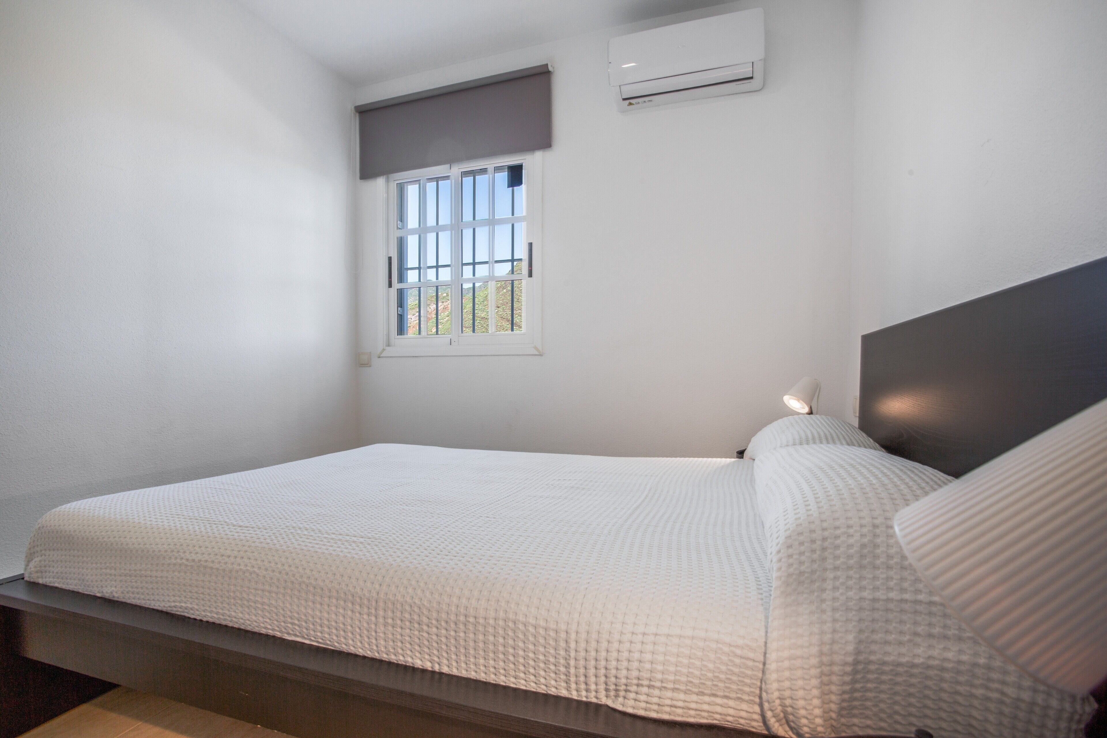 1 dormitorio, tabla de planchar con plancha, wifi y ropa de cama