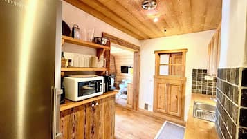 Frigorífico, microondas, horno y lavavajillas