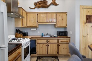 Fridge, microwave, oven, stovetop - 3 Usen Lane near all the fun (Old Orchard Beach)