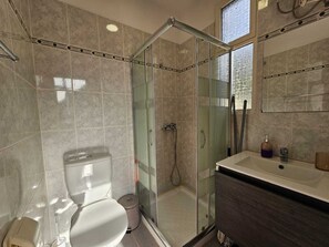 Douche, sĂšche-cheveux, serviettes fournies, savon