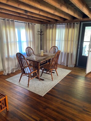 Dining - Spacious Cabin 4 bedroom cabin near Glendale Lake and State Park (Flinton)