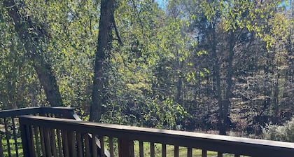 Spacious Cabin 4 bedroom cabin near Glendale Lake and State Park