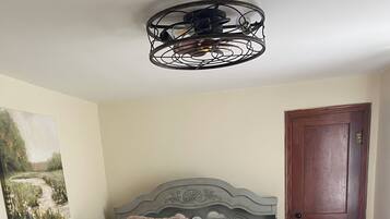 4 bedrooms, iron/ironing board, free WiFi, bed sheets