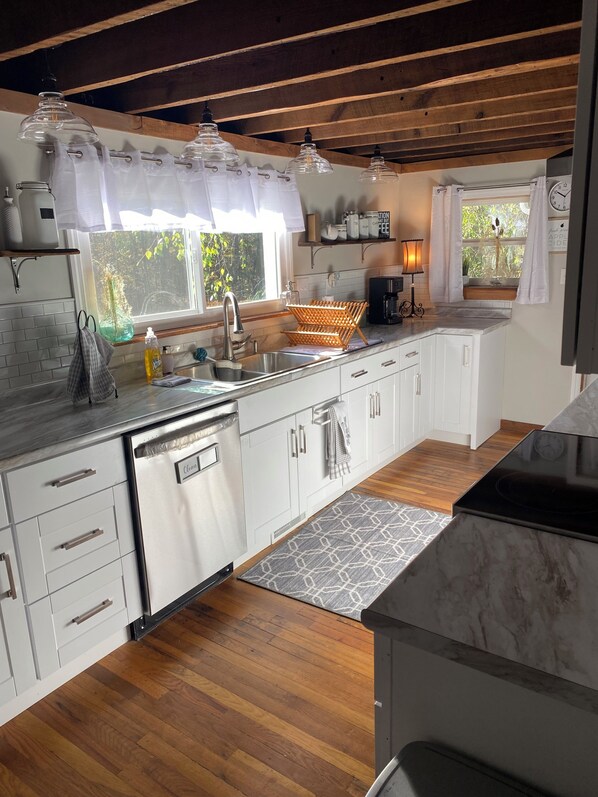 Microwave, oven, stovetop, dishwasher - Spacious Cabin 4 bedroom cabin near Glendale Lake and State Park (Flinton)