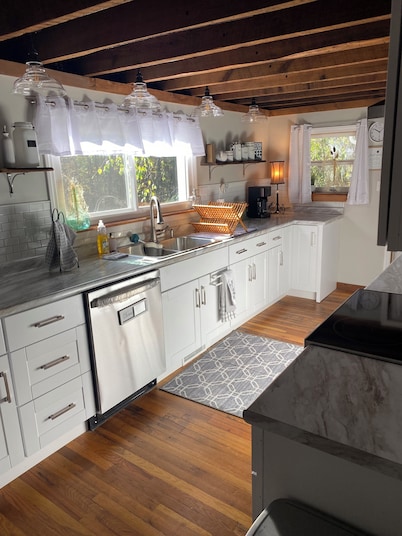 Spacious Cabin 4 bedroom cabin near Glendale Lake and State Park