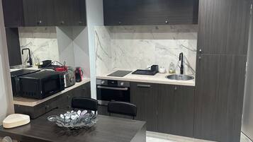 Frigorifero, microonde, forno, piano cottura