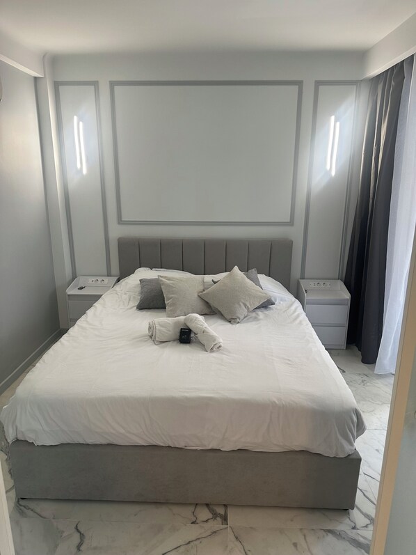 1 chambre, bureau, fer et planche à repasser, lit de bébé portatif