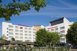 A Mercure Hotel with multiple floors, large windows, and a modern architectural design. - Mercure Hotel Offenburg am Messeplatz (Offenburg)