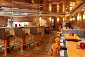 A bar area with stools, tables, and a counter. - Mercure Hotel Offenburg am Messeplatz (Offenburg)