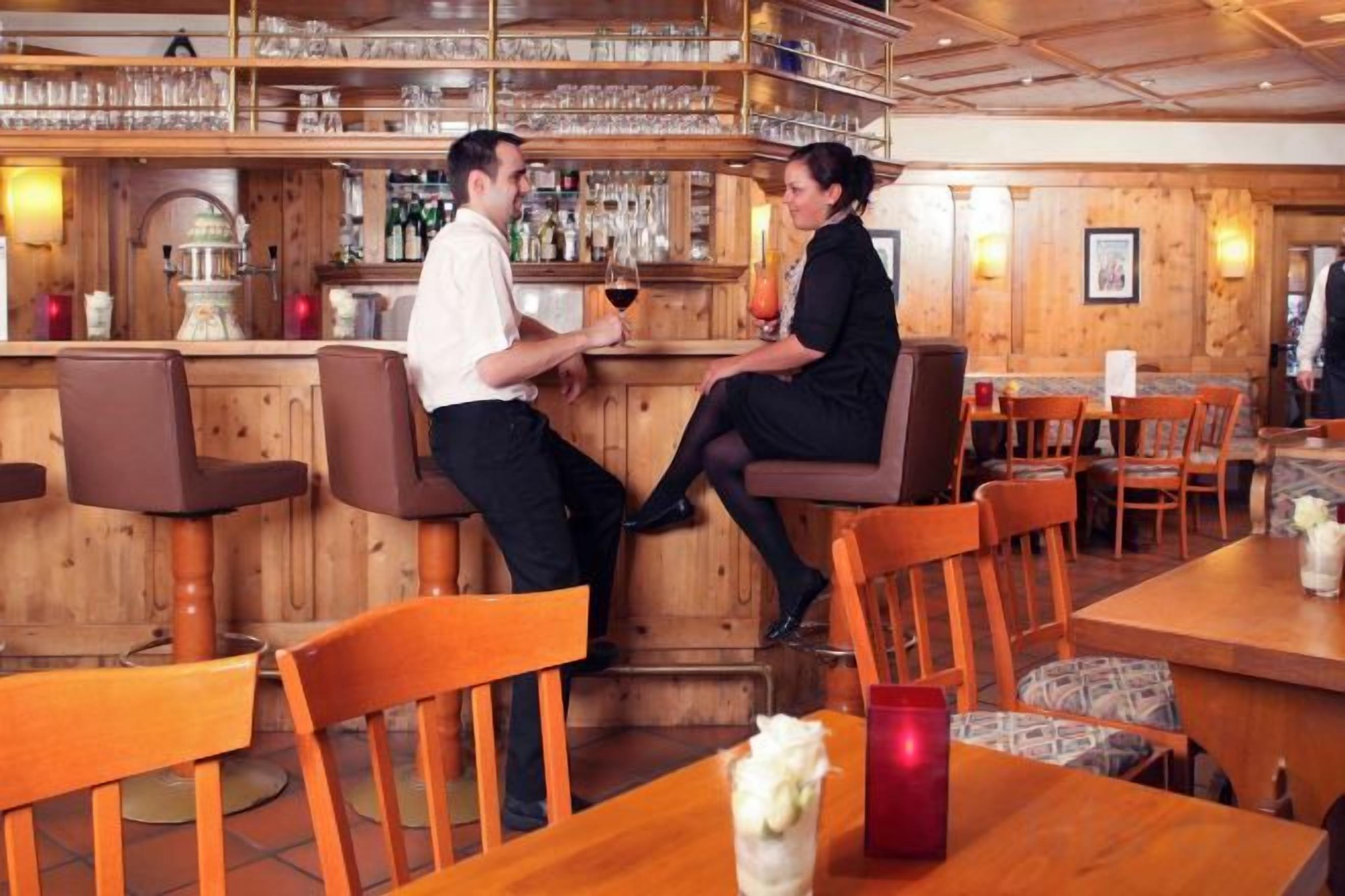 Un espace bar avec des meubles en bois et un comptoir.