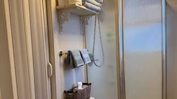 Serviettes fournies, savon, papier toilette